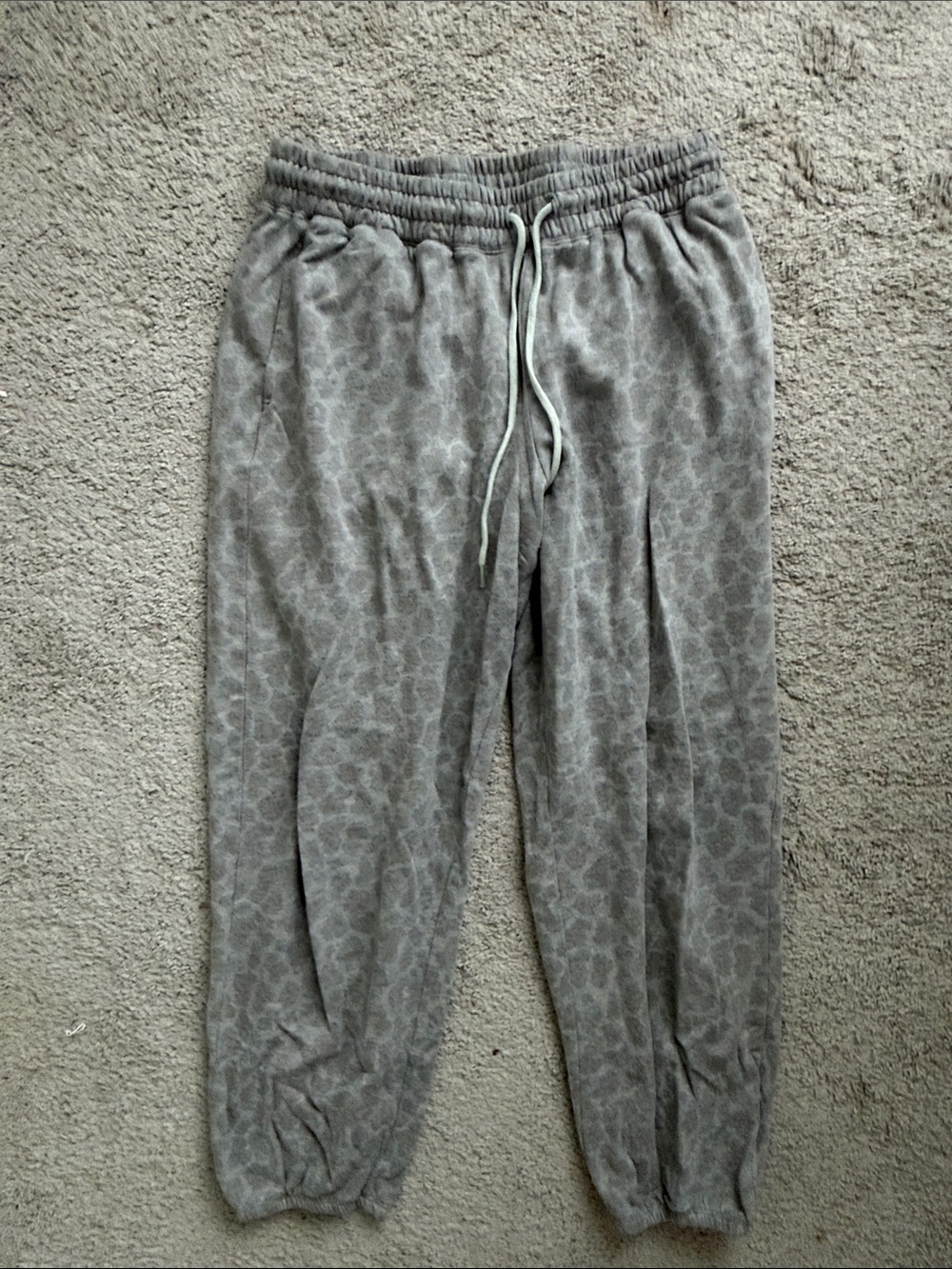 Colsie Women’s Gray Leopard-Print Joggers Medium
